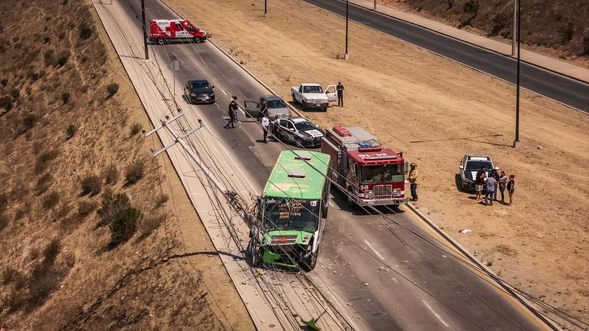 El accidente dejó dos personas lesionadas, un poste de la CFE derribado y afectaciones al suministro eléctrico en el fraccionamiento Vistas del Sol.
Fotos: Border Zoom.