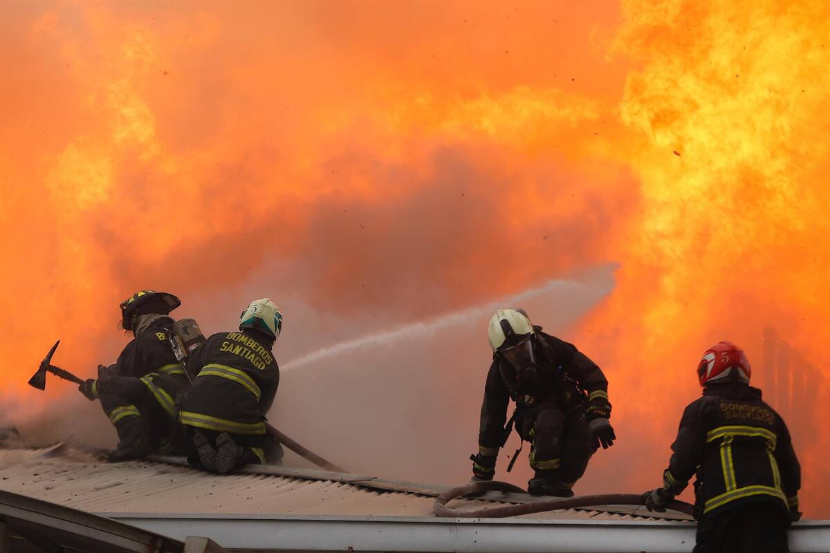 Dos muertos y 50 damnificados tras incendio en el centro de Santiago