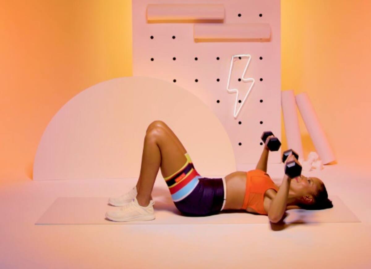 Este ejercicio es efectivo para trabajar los tríceps y puedes incorporarlo a tu rutina de entrenamiento. FOTO: Womens Health