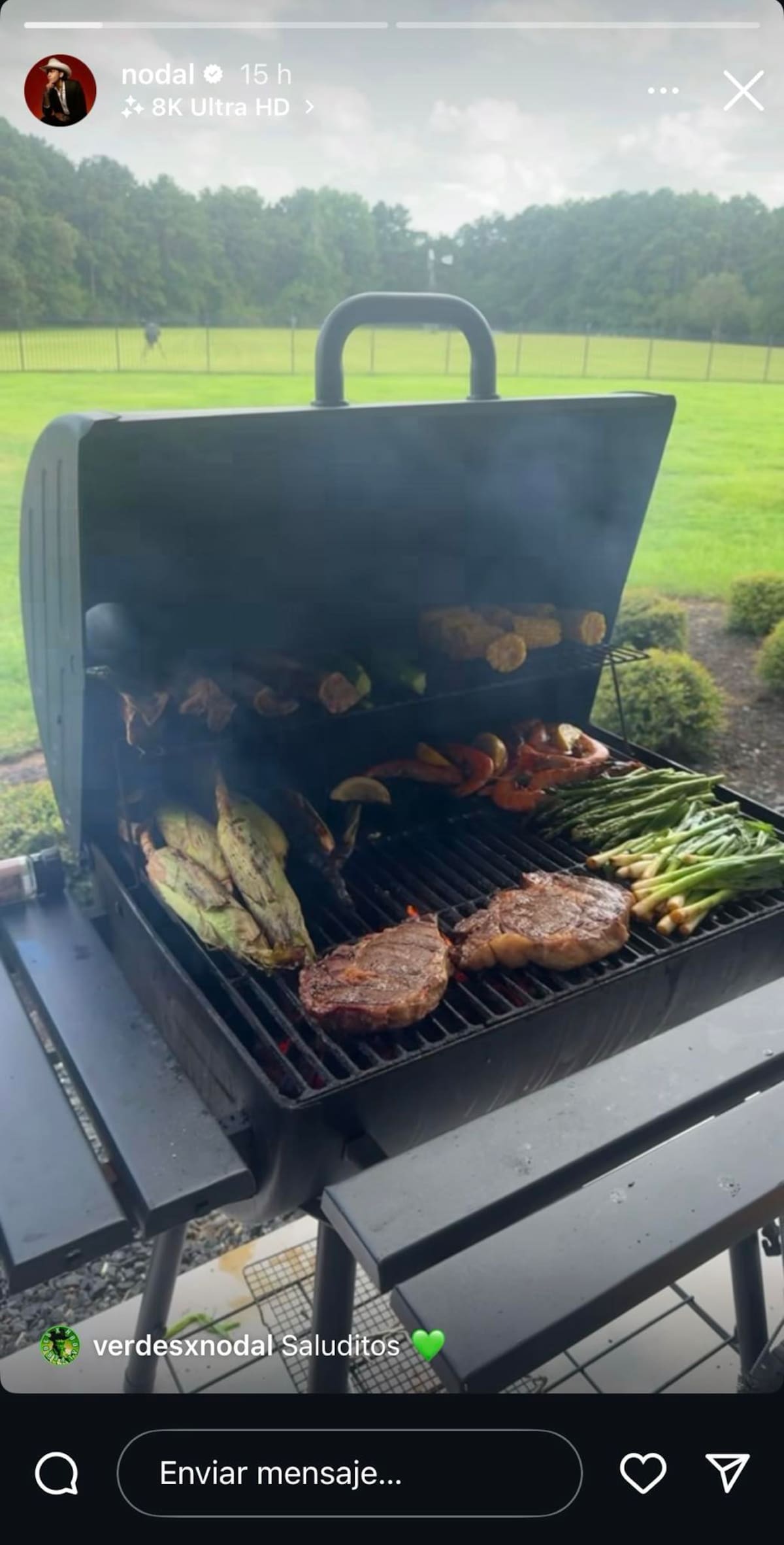 Christian Nodal presume a Ángela Aguilar cocinando carne asada en familia | Captura de video