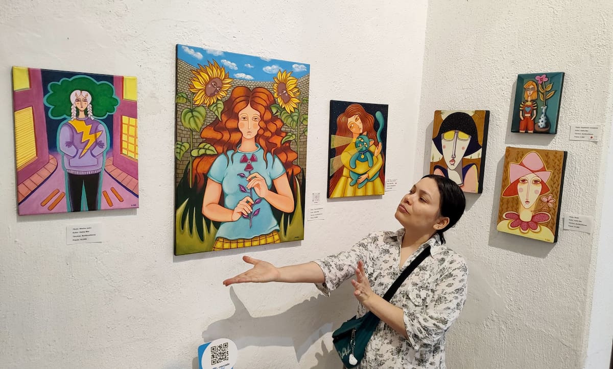 Dalila Mar y su obra disponible en Galería-Estudio Ozuna. Foto: Facebook @ozunagaleriaestudio