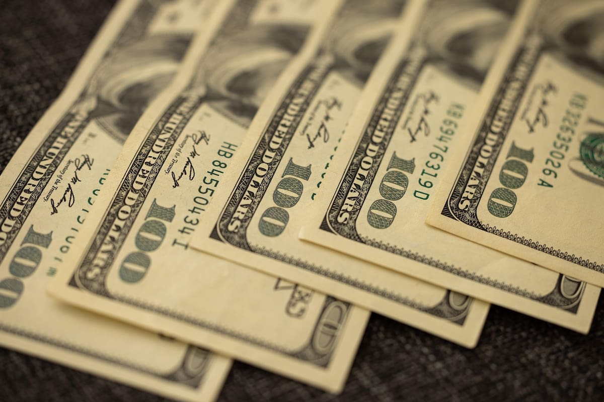 El dólar pierde fuerza, mientras operadores apuestan por más recortes de tasas