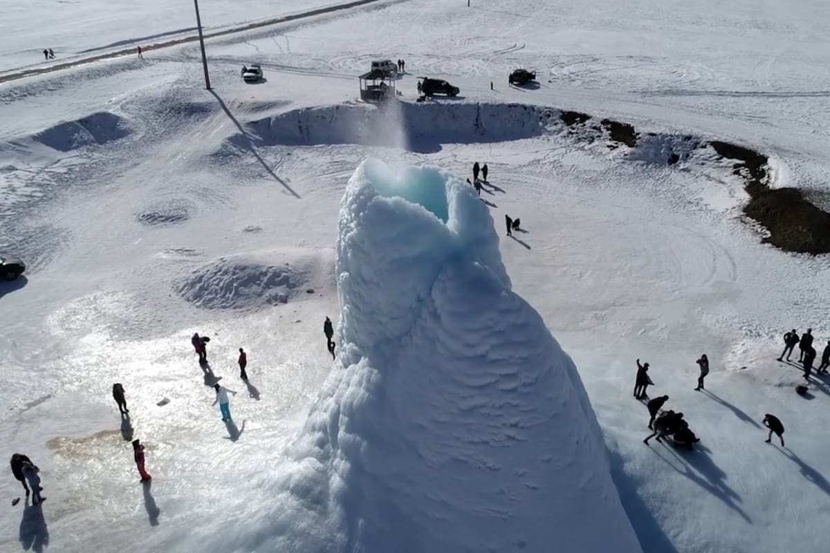 Un 'volcán de hielo' de 14 metros emerge en las llanuras nevadas de Kazajistán