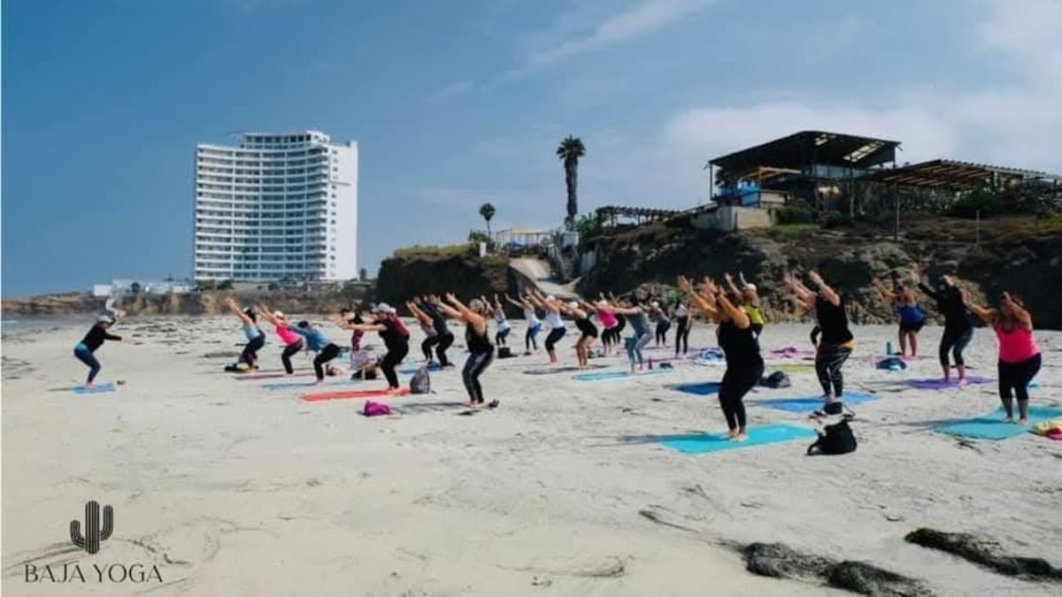 Practicar yoga ayuda a regular emociones y mejorar la salud física y mental
