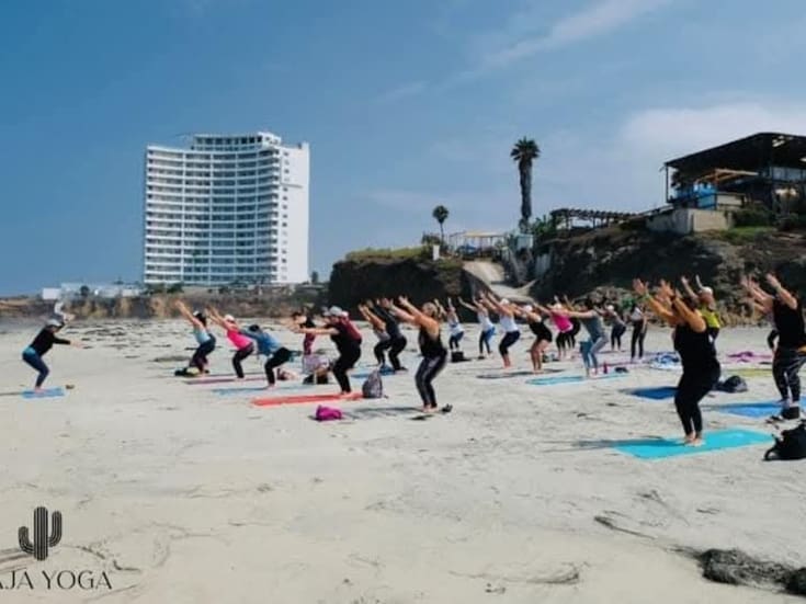 Practicar yoga ayuda a regular emociones y mejorar la salud física y mental