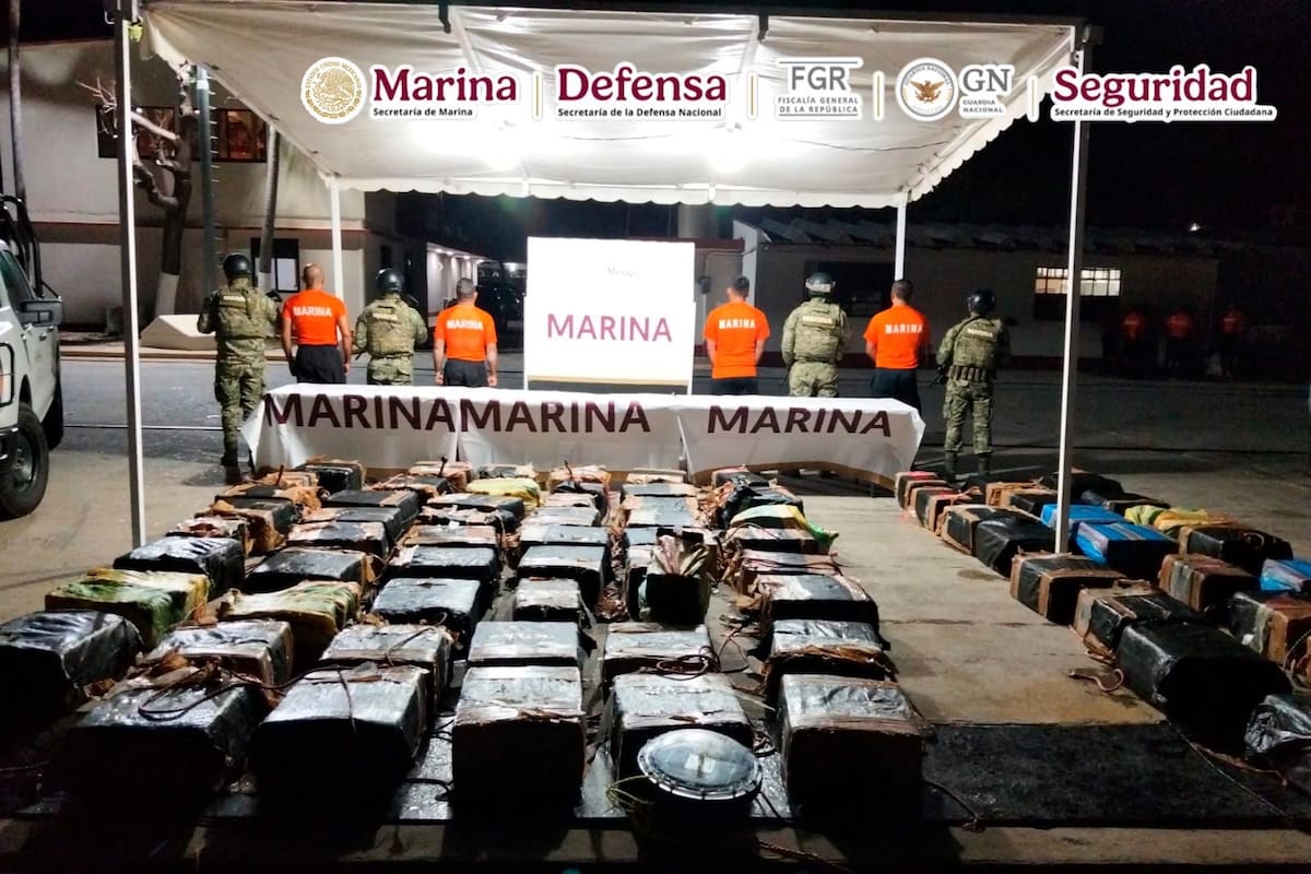Armada de México asegura más de 2 toneladas de presunta cocaína en altamar, frente a las costas de Oaxaca