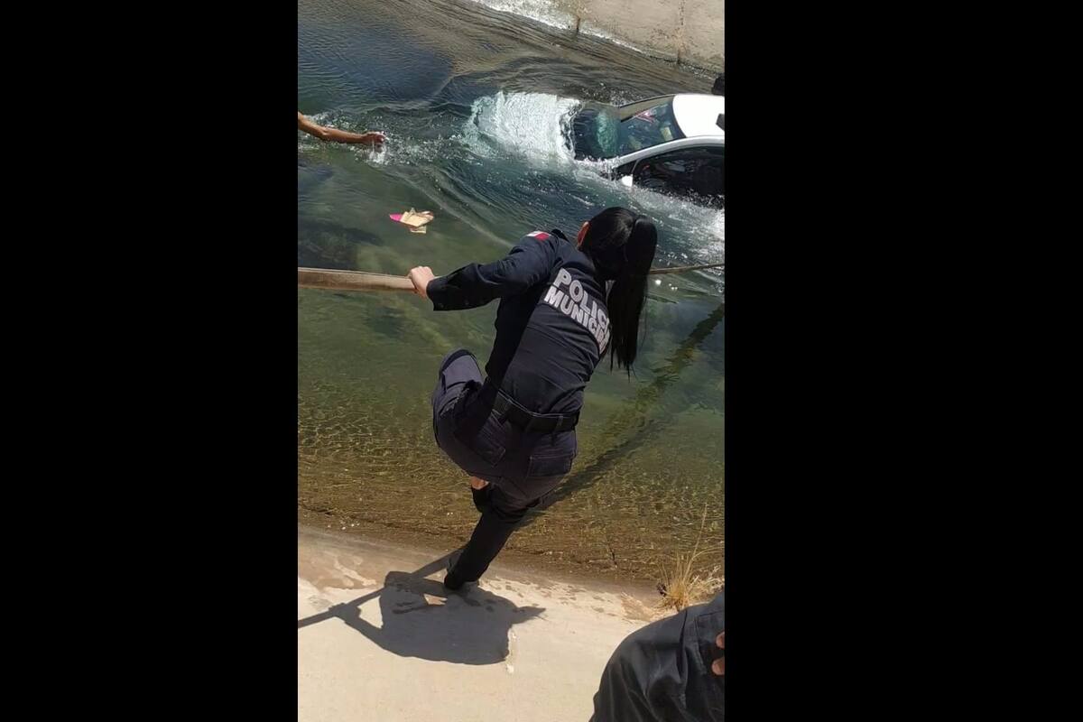 Rescatan a mujer tras caer con auto a un canal en SLRC