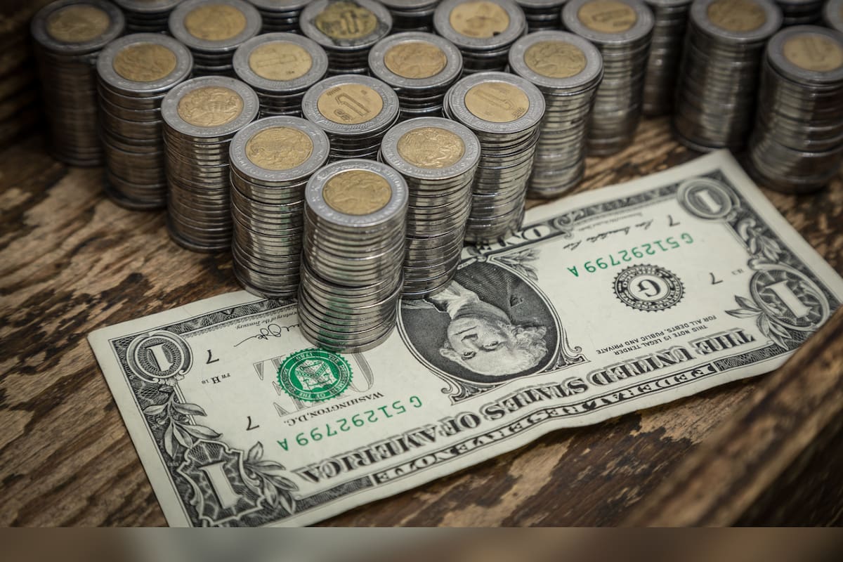 Peso sufre su peor caída en tres meses y el dólar sube a 18.70