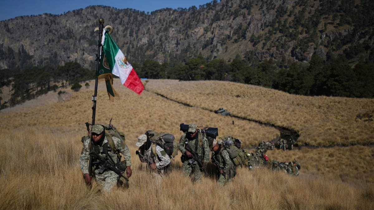 Integrantes de las Fuerzas Especiales del Ejército mexicano realizan entrenamiento de alta montaña a más de 4.000 metros de altitud durante ejercicios de preparación operativa. /AP