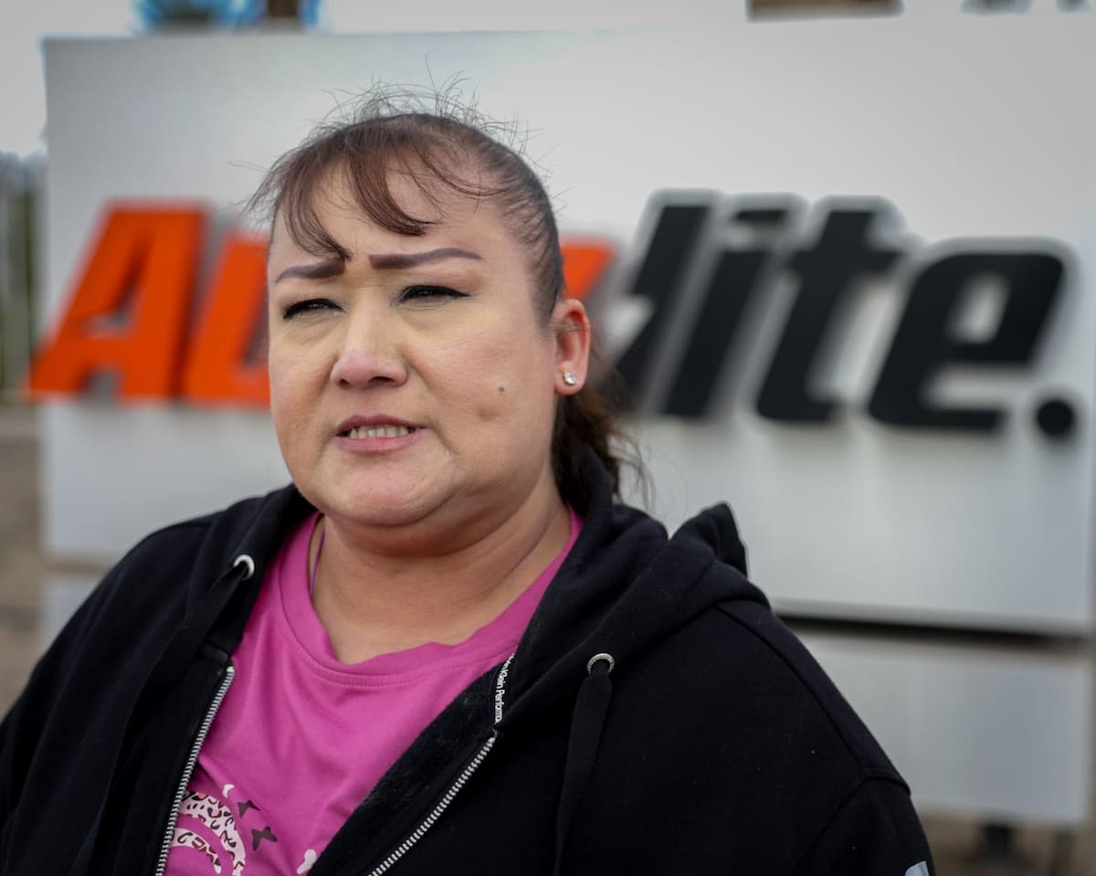 Claudia Lorena García Paredes, quien fue parte del personal de Autolite por más de 14 años, explicó la situación que ahora adolece a cientos de trabajadores que exigían soluciones fuera de la planta l Foto: Javier Gallegos