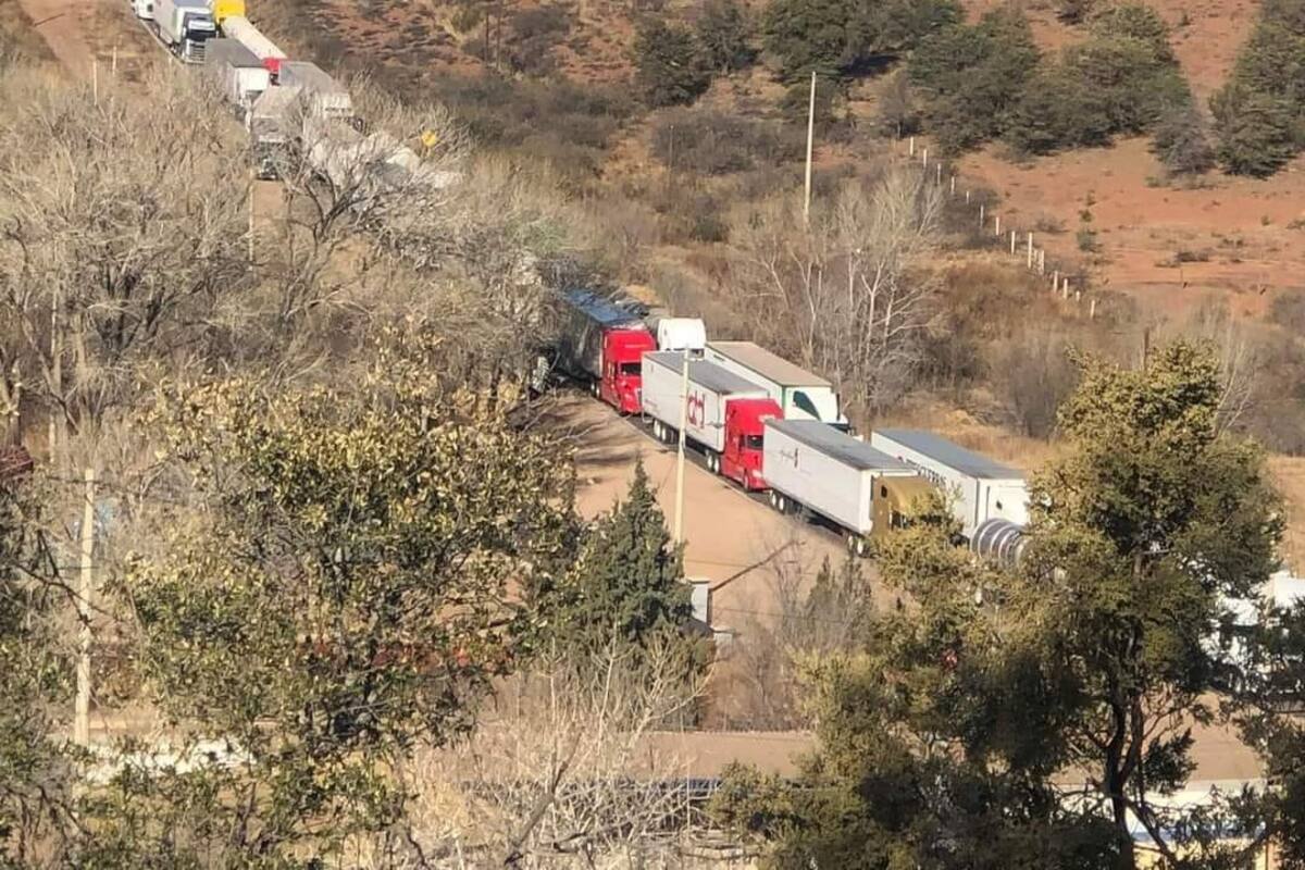 Bloqueos carreteros por mineros y transportistas aíslan a miles en Cananea, Sonora