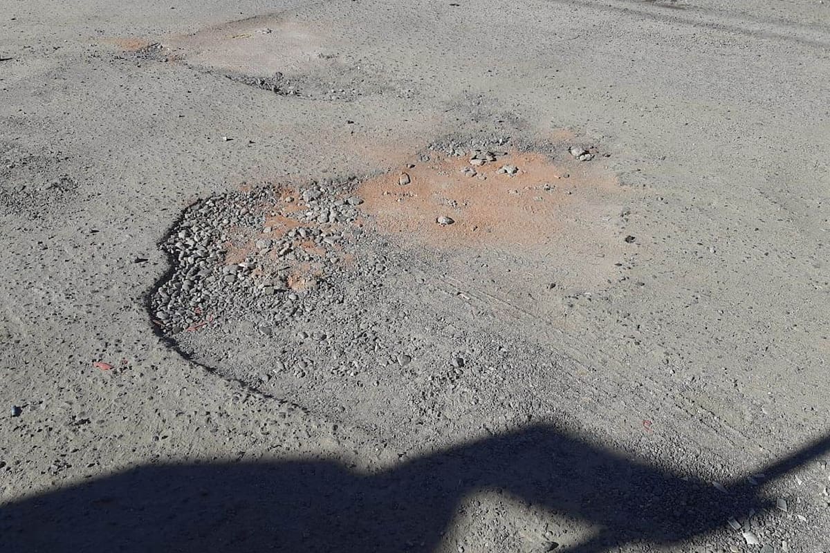 Vecinos de Los Naranjos piden ayuda por baches