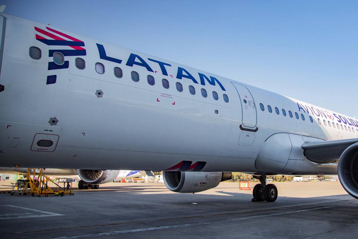 Avión de la aerolínea Latam sufre “incidente técnico” y pasajeros sin cinturón salen disparados al techo; hay 50 heridos