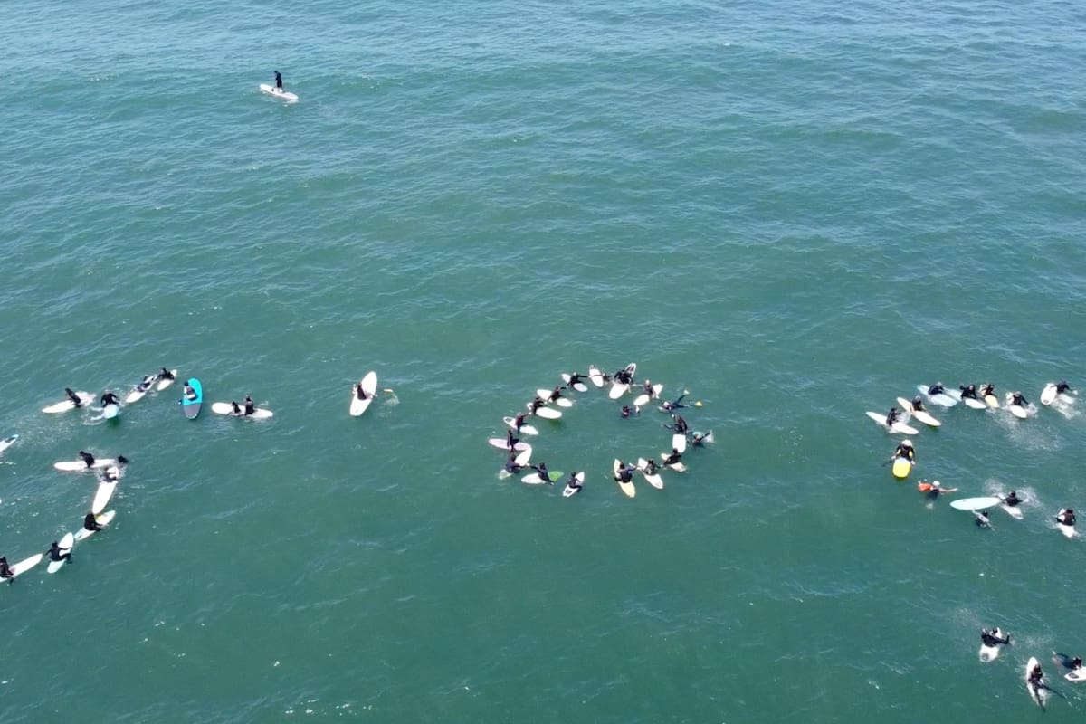 Forman SOS en el mar para expresar su rechazo a la ampliación de El Sauzal