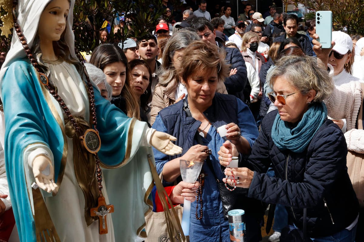 Simpatizantes del senador Miguel Uribe Turbay, rezan un rosario frente a la Clínica Santafé este domingo, en Bogotá (Colombia). EFE/ Mauricio Dueñas Castañeda