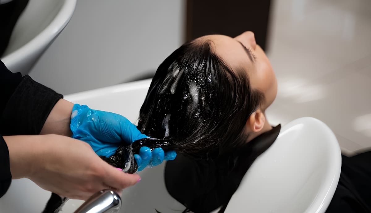 El listado de Profeco también incluye recomendaciones para cuando has teñido tu cabello. | Foto: freepik