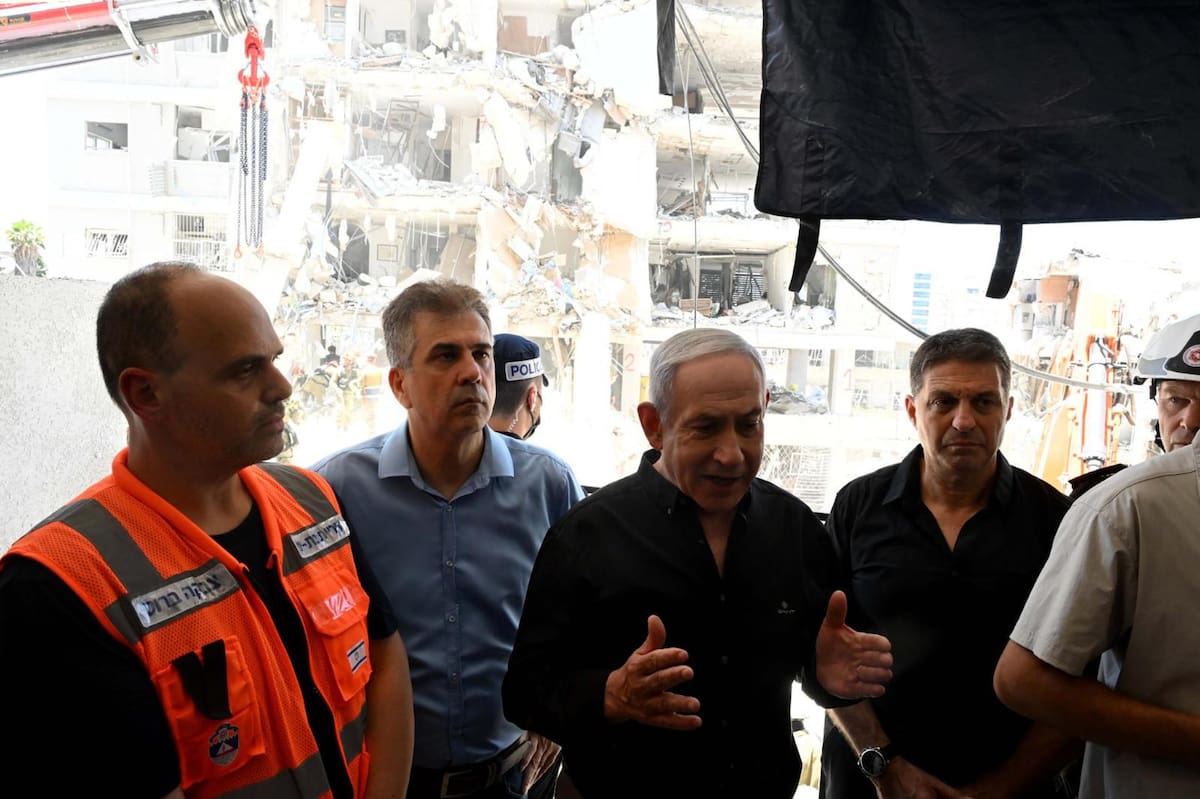 El primer ministro israelí, Benjamín Netanyahu, visita este domingo el lugar en el que un misil balístico iraní impactó anoche contra un edificio de más de una decena de plantas en la urbe de Bat Yam, en los suburbios de Tel Aviv. EFE/ Oficina de Netanyahu SÓLO USO EDITORIAL / SÓLO DISPONIBLE PARA ILUSTRAR LA NOTICIA QUE ACOMPAÑA (CRÉDITO OBLIGATORIO)