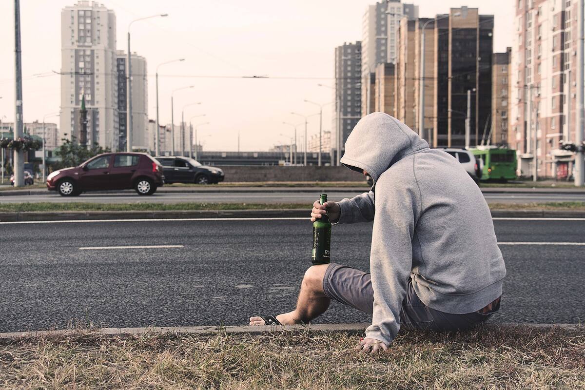 Despierta esposado después de una noche de copas