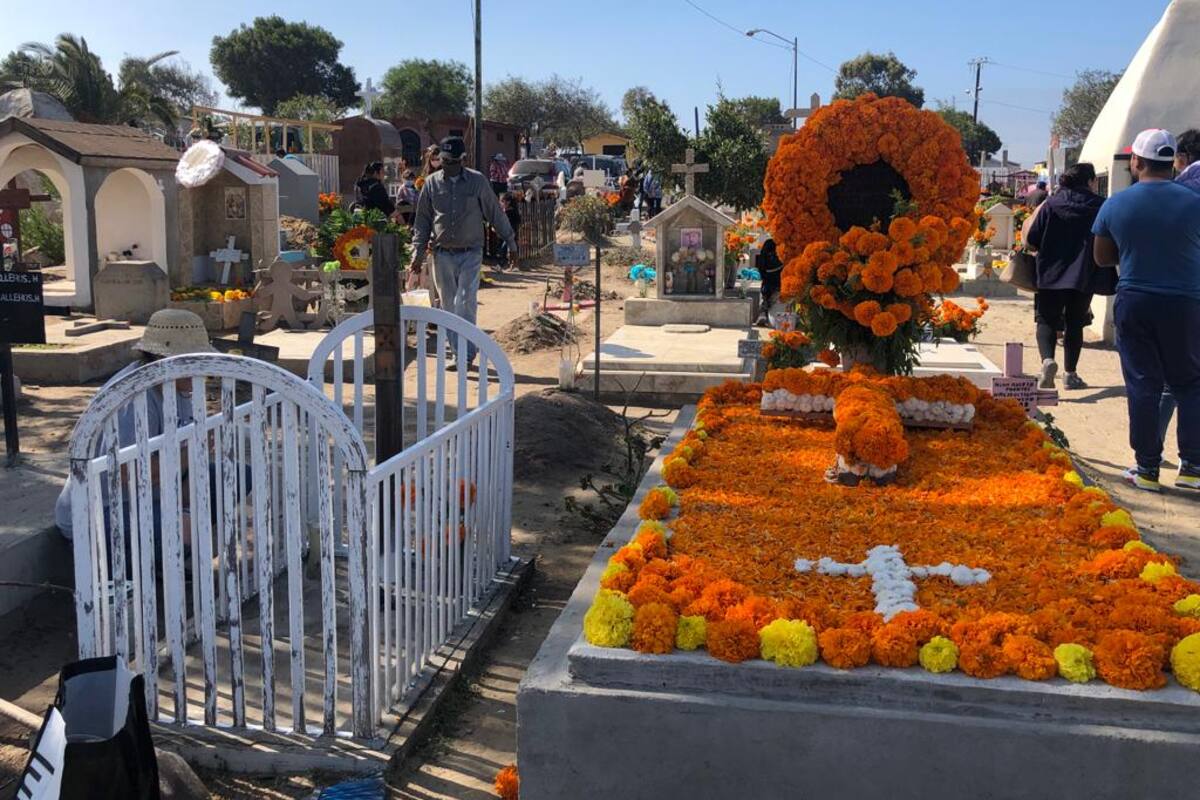 Se unen vivos y muertos en panteón de Rosarito