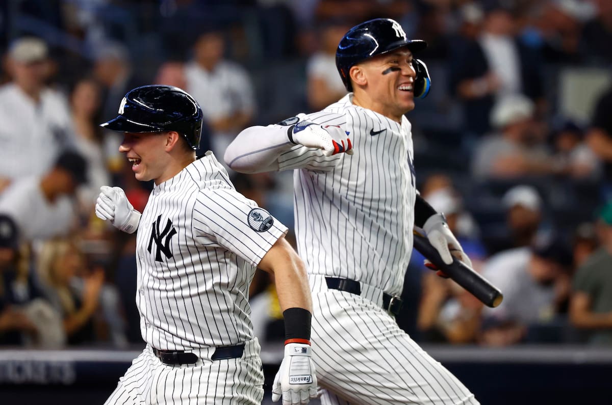 Ben Rice, de los Yankees de Nueva York, festeja con Aaron Judge, tras batear un jonrón ante los Mets de la misma ciudad, el viernes 11 de septiembre de 2026 (AP Foto/Noah K. Murray)