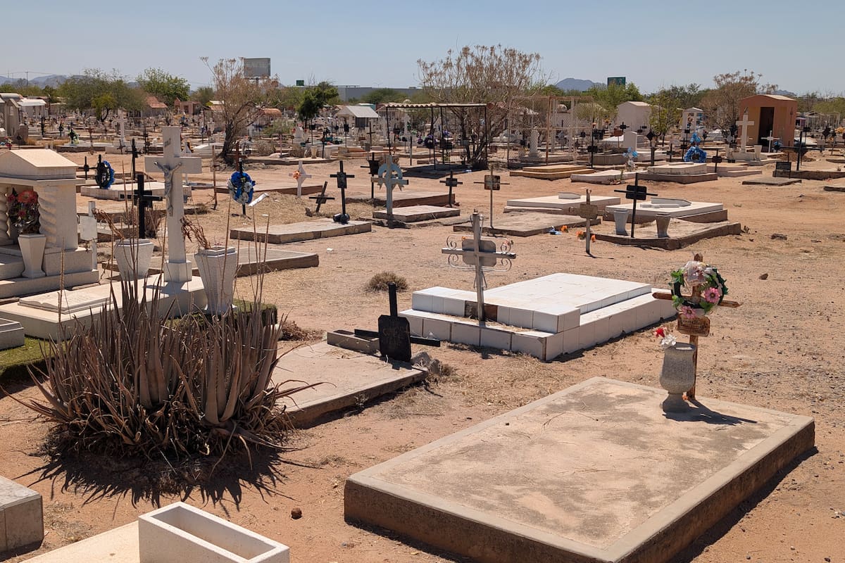 Llaman a familiares a limpiar tumbas en el panteón