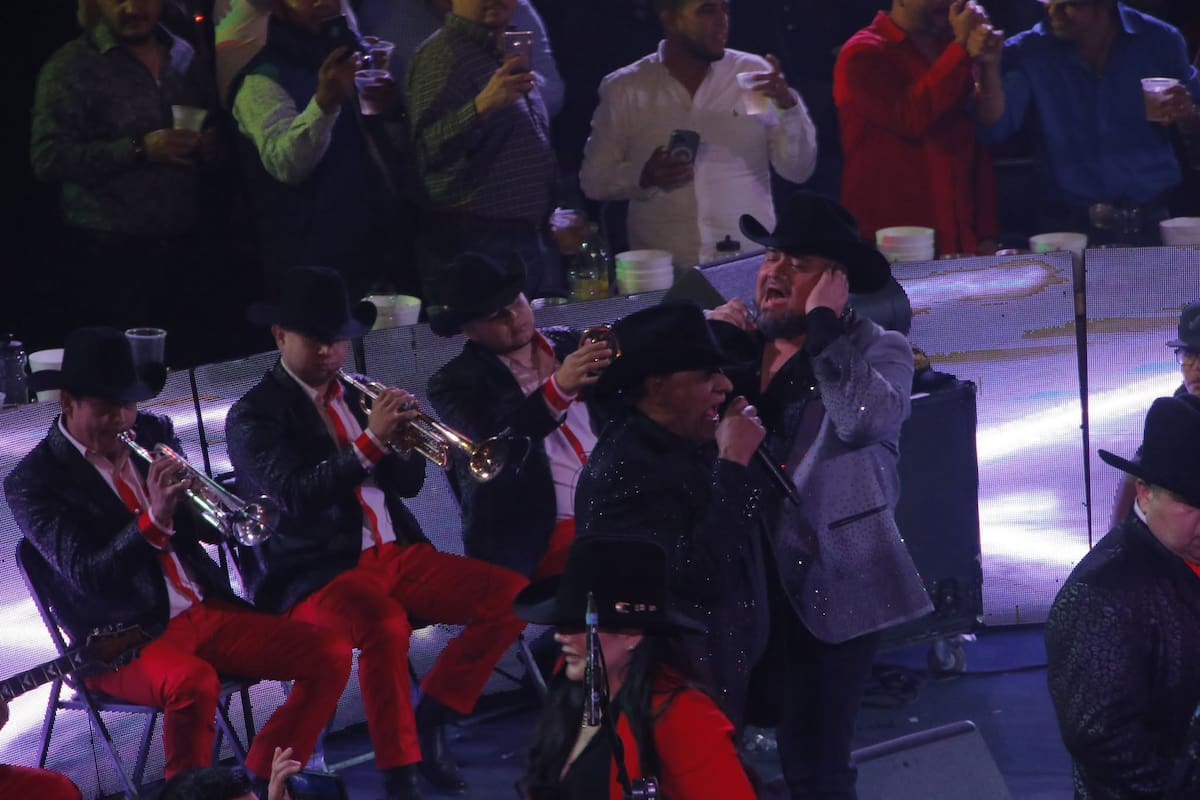 Alex Ramírez y Grupo Profetas llenando de energía el Palenque con su estilo único. / Foto: Gamaliel González