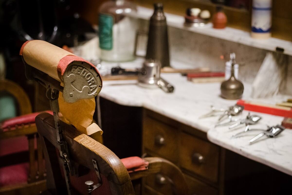 Barbero deja irreconocible a un indigente