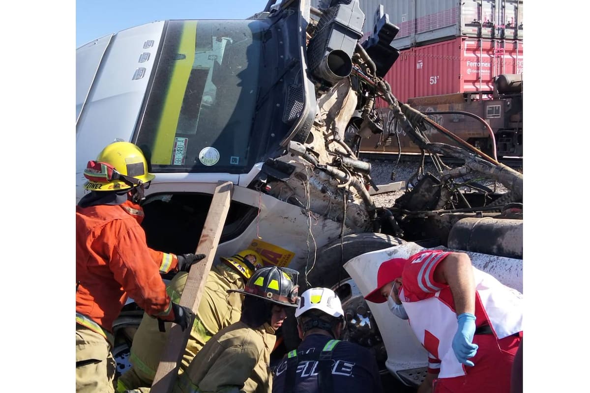 Tráiler intenta ganarle el paso al tren y termina destrozado en el ejido Puebla