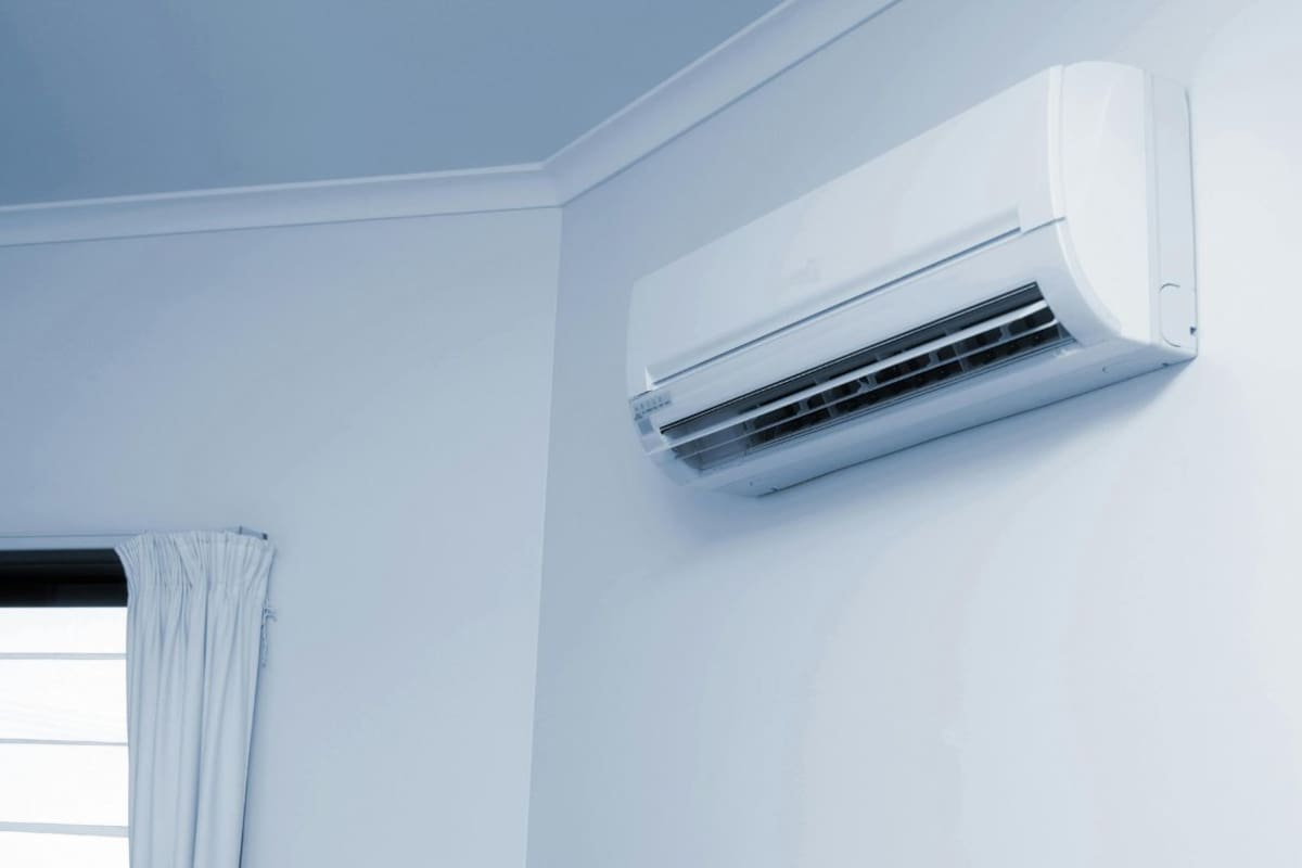 Ajustar el aire acondicionado por debajo de los 24 °C durante el verano acelera el desgaste del equipo y provoca cambios bruscos de temperatura perjudiciales para la salud, señalan fabricantes