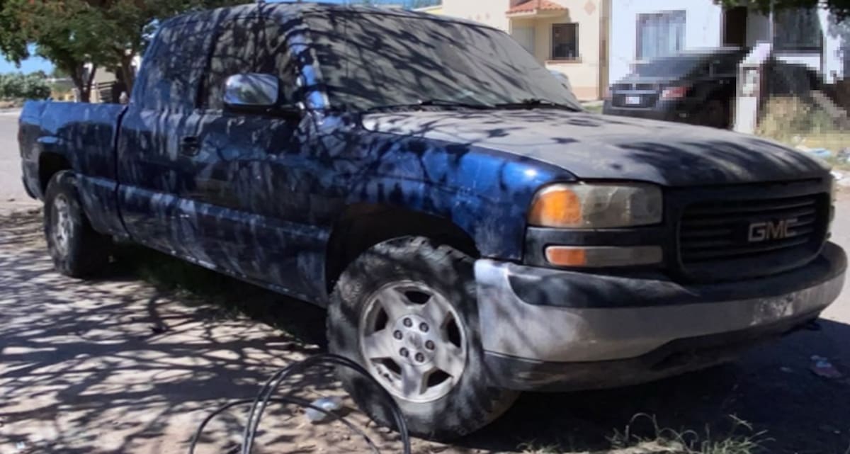 Una pickup GMC Sierra fue reportada como robada en Sinaloa desde el 21 de diciembre de 2023. | Crédito: PESP