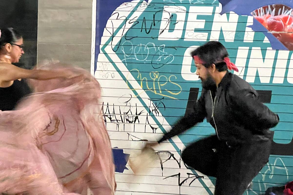 Michael y Luis Manuel: bailando folclore en la Avenida Revolución