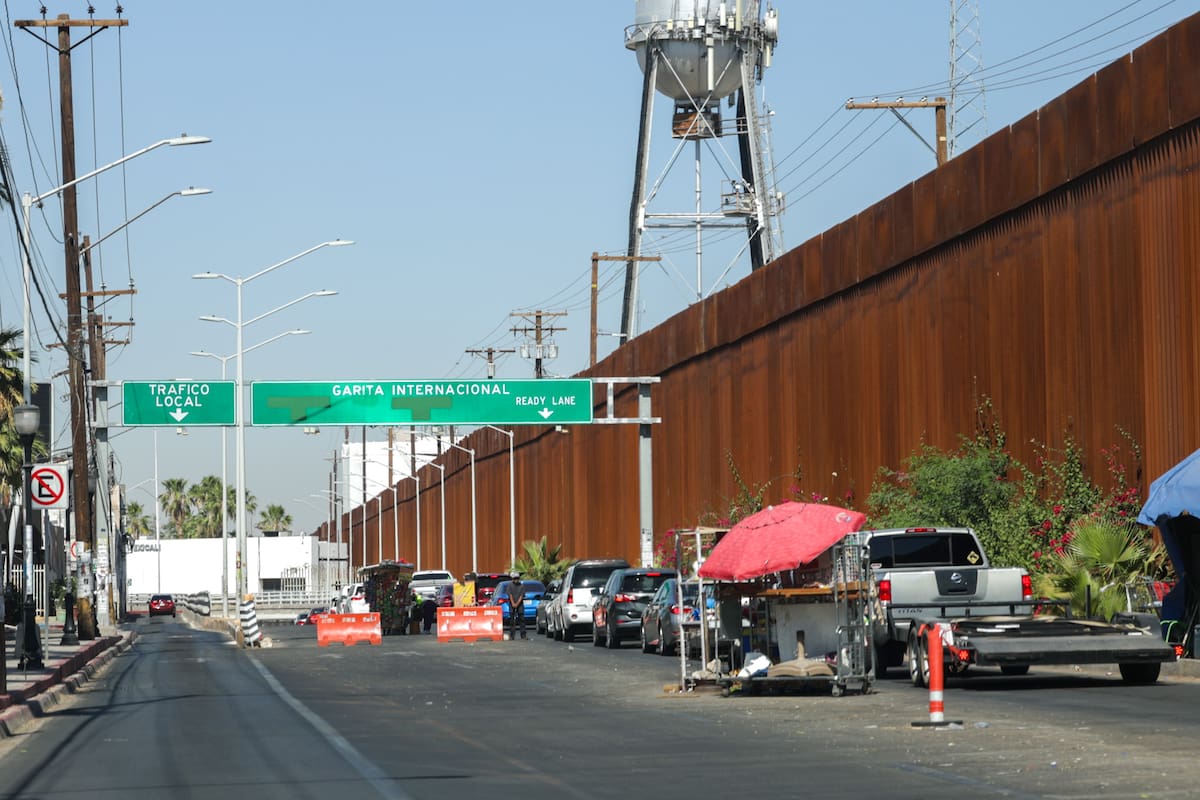 Tiempos de espera de mas de 1 hora para cruzar a Calexico este domingo