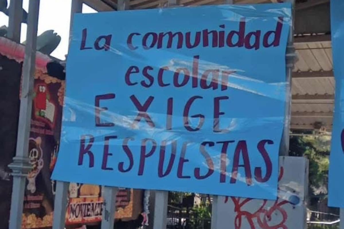 Padres de familia toman escuela en Rosarito, exigen personal docente y administrativo