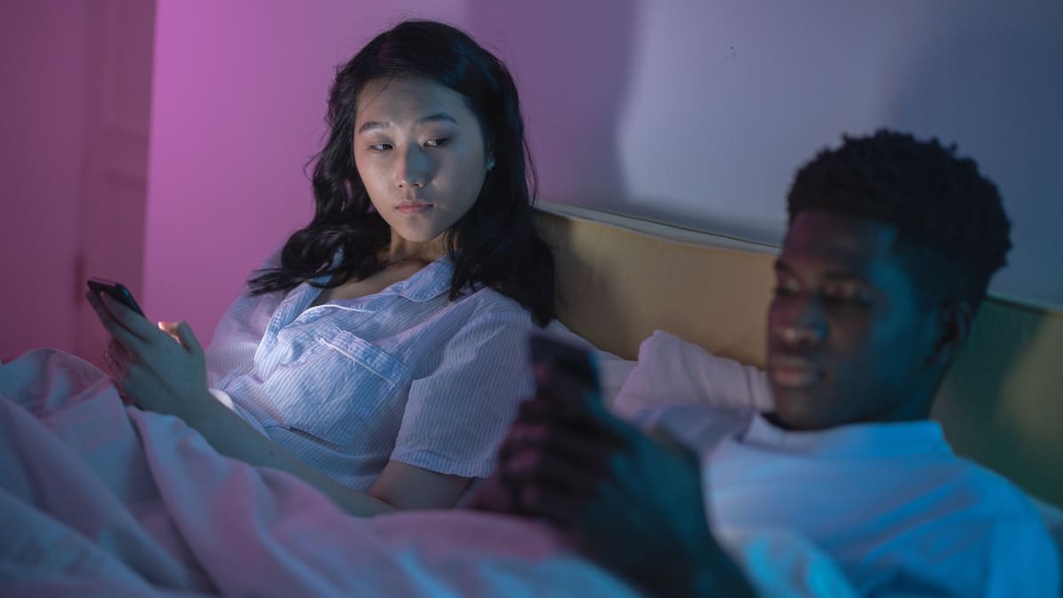 La práctica de exhibir denuncias en espacios visibles no es nueva. En México, durante diversas manifestaciones feministas, colectivos han utilizado tendederos para visibilizar a presuntos agresores o comportamientos violentos.