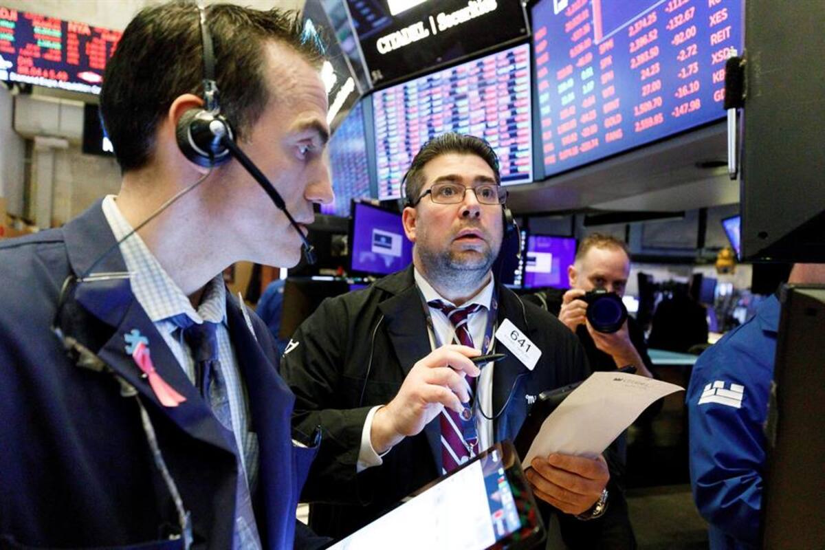 Coronavirus afecta a Wall Street; cae en torno al 7 % y paraliza operaciones