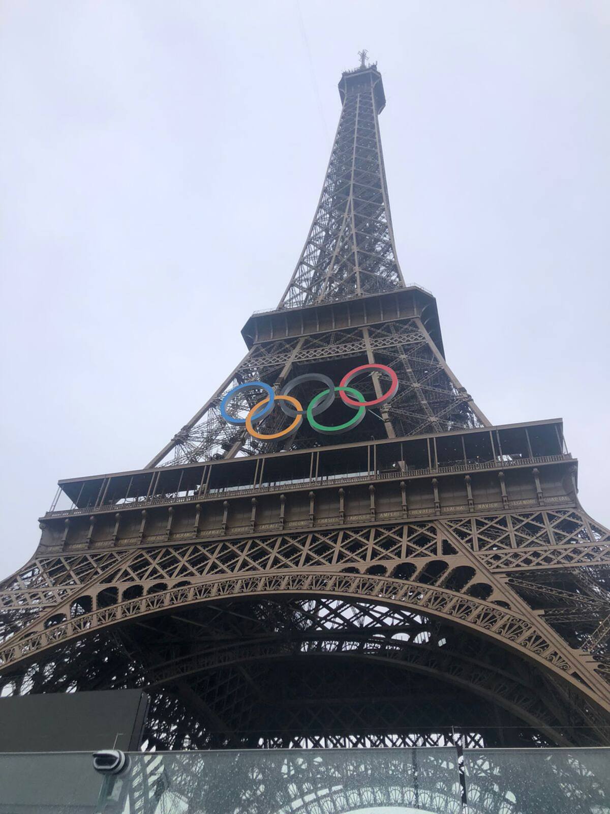 En la Torre Eiffel un pequeño ejército de trabajadores se dedica a desensamblar los andamios y estructuras que se levantaron para la fastuosa ceremonia inaugural.