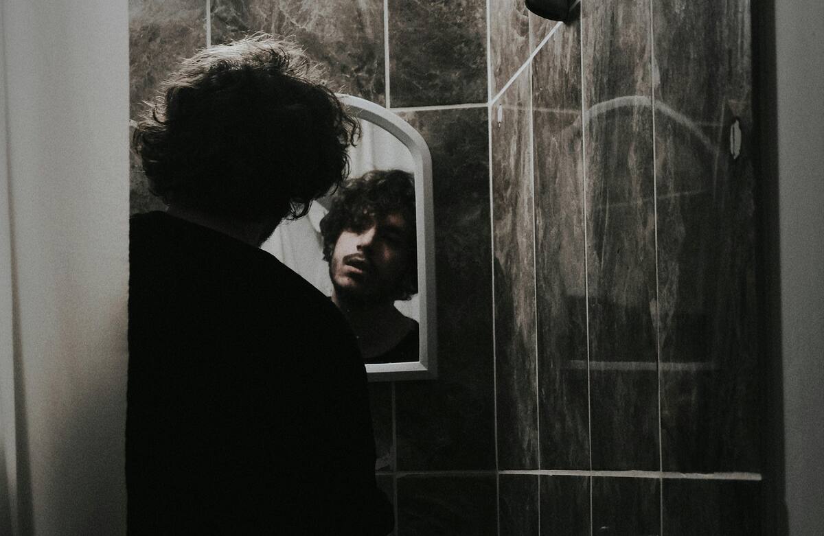 Hablar solo ayuda a la gestión de pensamientos y emociones.