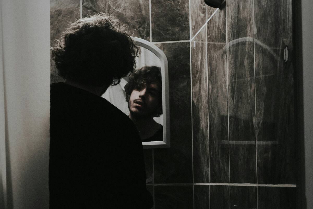 ¿Hablar solo es malo? estos son sus beneficios según la psicología