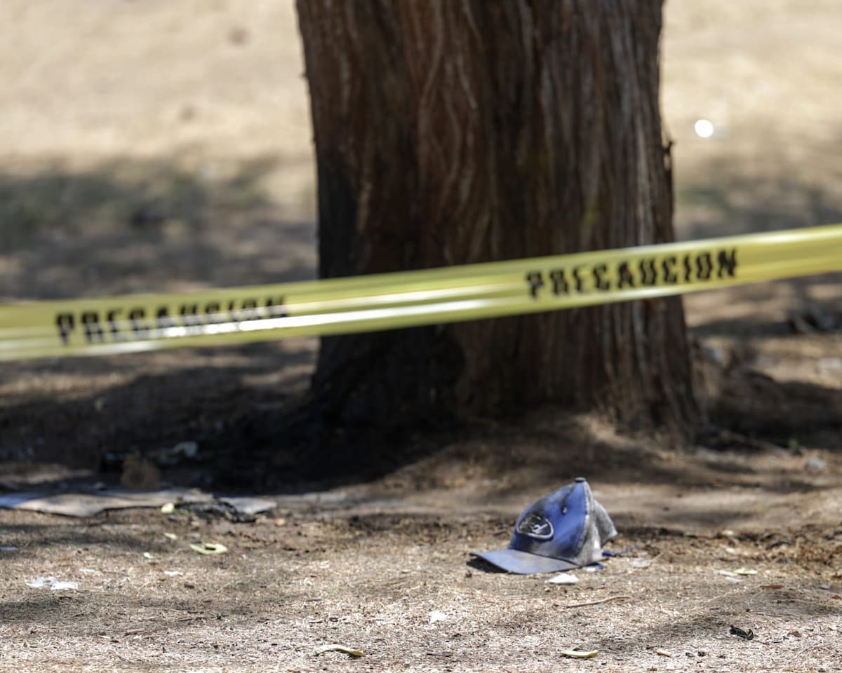 Paramédicos atienden a un hombre que sufrió quemaduras en gran parte de su cuerpo tras incendiarse cerca de un árbol en el cruce del bulevar Adolfo López Mateos y la calzada James W. Stone, en Mexicali. (FOTO: JAVIER GALLEGOS)