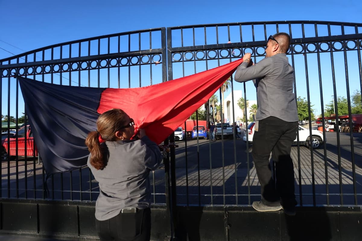 Miembros del STEUS quitaron las banderas rojinegras con lo que se levanta la huelga que mantuvo paralizada a la Universidad de Sonora por espacio de 22 días. | Julián Ortega