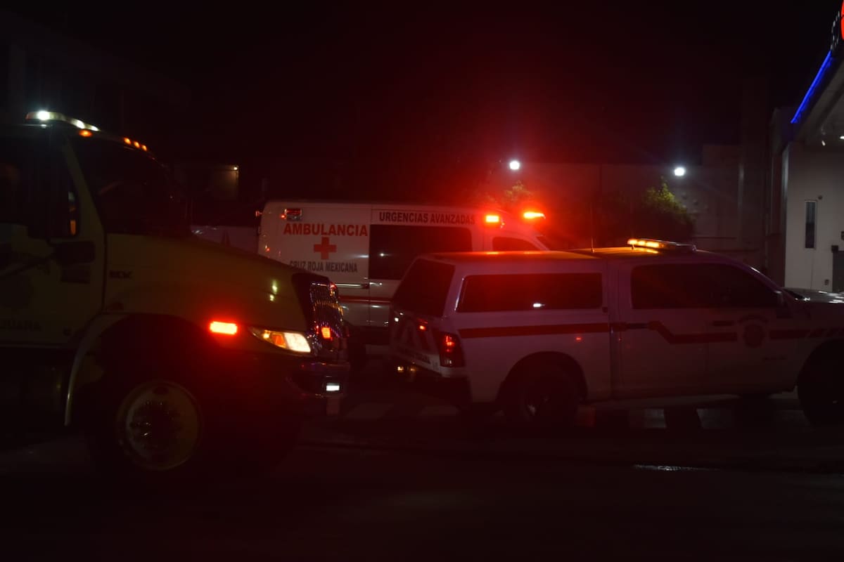 Una persona fue localizada sin vida tras un incendio ocurrido entre la calle Segunda y avenida Negrete; la zona permanece bajo resguardo de autoridades. Foto: Roberto Sánchez