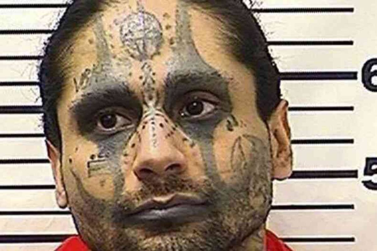 Satánico hispano decapita y se hace collar con partes de su compañero de celda