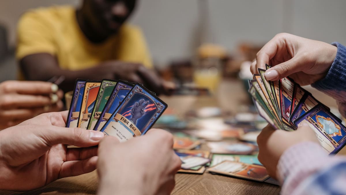 Jugar juegos de mesa en la adultez estimula la memoria de trabajo y la paciencia, desarrollando una ventaja cognitiva e inteligencia emocional que desmiente el mito de la inmadurez, según la psicología