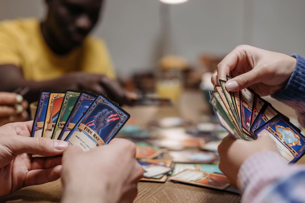 Jugar juegos de mesa en la adultez estimula la memoria de trabajo y la paciencia, desarrollando una ventaja cognitiva e inteligencia emocional que desmiente el mito de la inmadurez, según la psicología