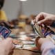 Jugar juegos de mesa en la adultez estimula la memoria de trabajo y la paciencia, desarrollando una ventaja cognitiva e inteligencia emocional que desmiente el mito de la inmadurez, según la psicología