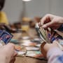 Jugar juegos de mesa en la adultez estimula la memoria de trabajo y la paciencia, desarrollando una ventaja cognitiva e inteligencia emocional que desmiente el mito de la inmadurez, según la psicología