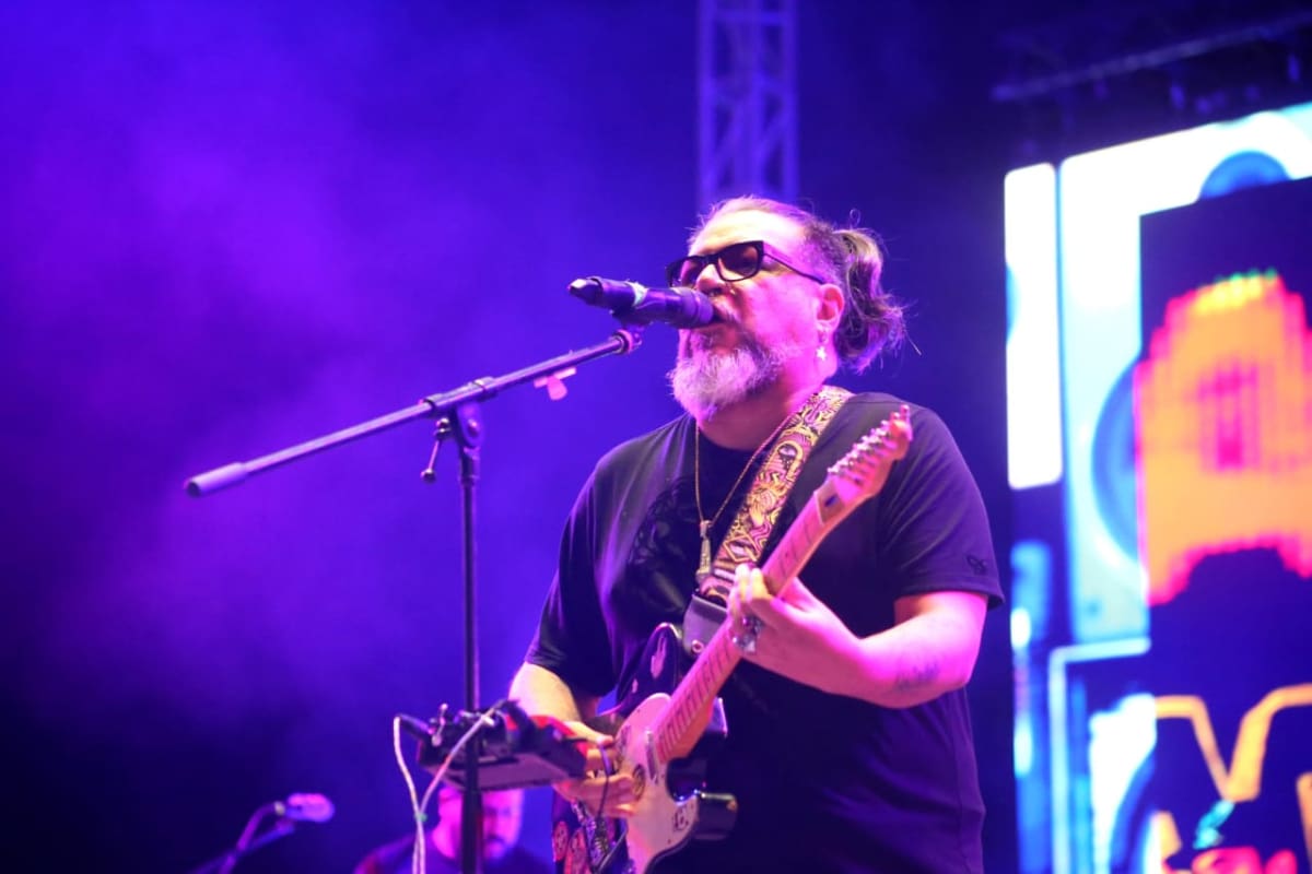 El Gran Silencio hace brincar y bailar a los cachanillas con rock y música urbana