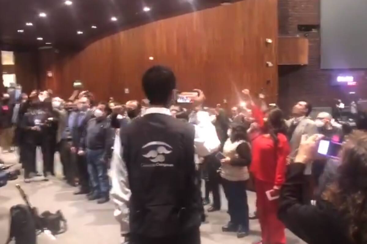 Periodistas interrumpen sesión en San Lázaro para exigir libertad de prensa y justicia por colegas asesinados