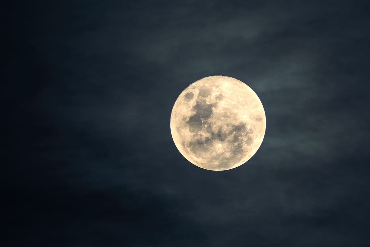 Científicos descubren qué hay en el centro de la Luna: confirman la existencia de un núcleo sólido