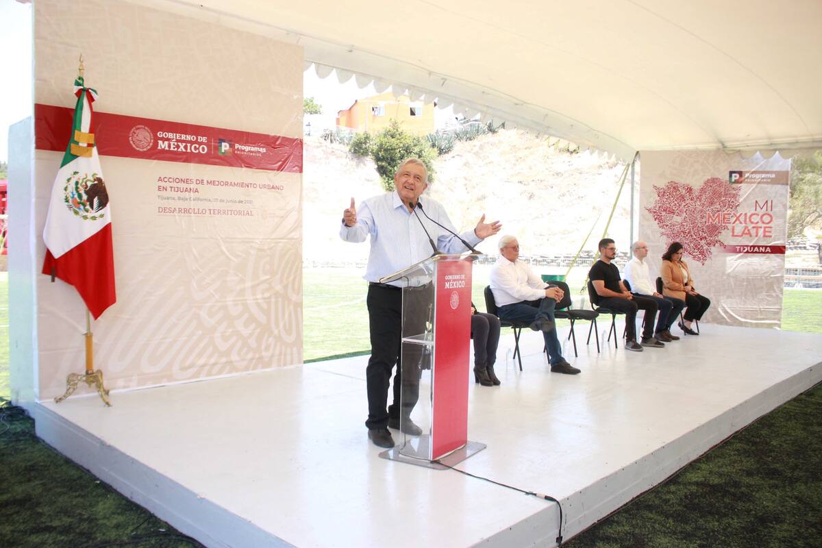 AMLO asegura que finiquitará deuda de maestros